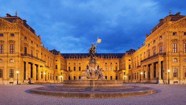 Frankoniabrunnen vor der Würzburger Residenz, Würzburg, Bayern, Deutschland
