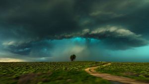 ｢ラマー上空の雷雨｣米国コロラド州 (© john finney photography/Getty Images)(Bing Japan)