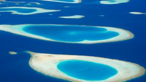 Atolls dans l’archipel des Maldives (© Sakis Papadopoulos/plainpicture)(Bing France)
