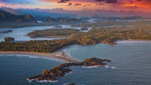 Aerial view of Vancouver Island, British Columbia (© edb3_16/Getty Images)(Bing Canada)