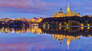 The Parliament buildings across the Ottawa River in Ottawa (© AWL Images/Danita Delimont)(Bing Canada)
