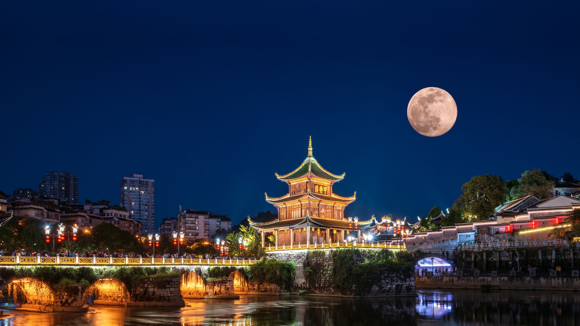 Torre Jiaxiu sotto la luna piena, Guiyang, provincia di Guizhou, Cina