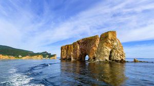 Boat tour around the rock of Percé, Quebec, Canada (© Maremagnum/Photodisc/Getty Images )(Bing Canada)