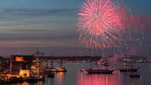 Feuerwerk über dem Hafen von Kiel anlässlich der Kieler Woche, Schleswig-Holstein, Deutschland (© Holger Leue/Corbis)(Bing Deutschland)