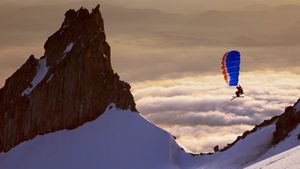 野外探险家亚历克斯·彼得森在胡德山南侧快速滑翔，俄勒冈 (© Richard Hallman/DEEPOL by plainpicture)(Bing China)