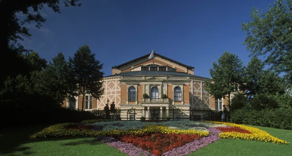 Festspielhaus der Richard-Wagner-Festspiele auf dem Grünen Hügel in Bayreuth