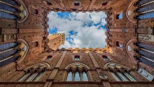 Der Palazzo Pubblico in Siena, Toskana, Italien (© Joseph Calev)(Bing Deutschland)