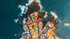 Luftaufnahme von bunten Häusern an der Küste von Puerto de la Cruz, Teneriffa, Spanien (© Marco Bottigelli/Getty Images)(Bing Deutschland)