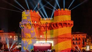 Vista de las Torres de Serranos durante La Crida de las Fallas, Valencia (© SOPA Images/Getty Images)(Bing España)