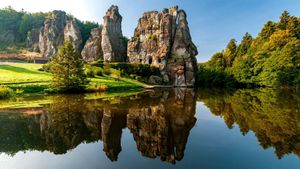 Externsteine im Teutoburger Wald, Nordrhein-Westfalen (© MoJoLo/Panther Media GmbH/Alamy Stock Photo)(Bing Deutschland)