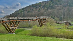Tatzelwurm Holzbrücke, Essing, (© Rüdiger Hess/geo-select FotoArt)(Bing Deutschland)