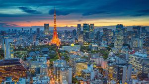 ｢夕暮れの東京タワー｣ (© rudi1976/Alamy)(Bing Japan)