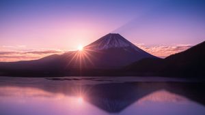 本栖湖から見る富士山の日の出, 山梨県 (© Sakarin Sawasdinaka/Shutterstock)(Bing Japan)