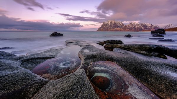 Formazione rocciosa Dragon's Eye, spiaggia di Uttakleiv, Norvegia