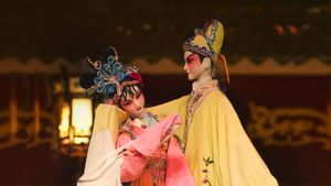 四川成都，中国传统木偶剧中的情侣 (© Stock Connection/SuperStock)(Bing China)