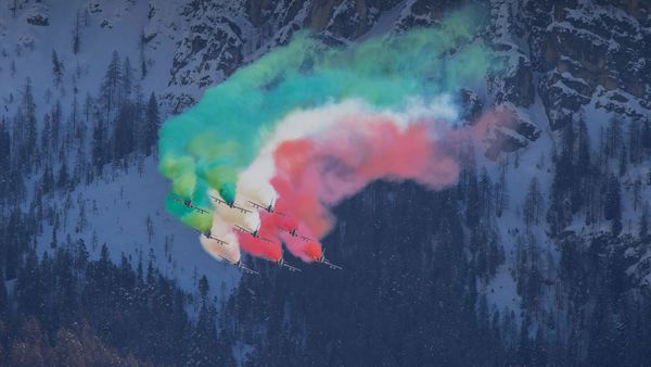 Frecce Tricolori in formazione acrobatica sulle dolomiti italiane, Cortina d'Ampezzo, Veneto