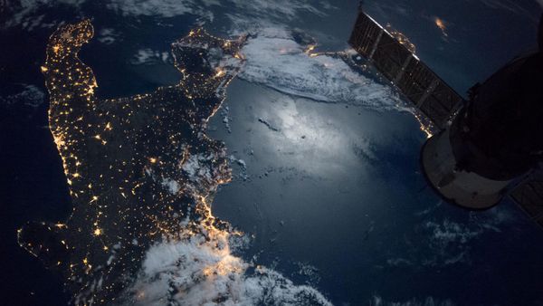 Volo della Stazione Spaziale sopra la punta meridionale dell'Italia