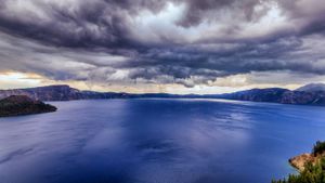 火山口湖国家公园上方的乌云，美国俄勒冈州 (© Joseph Giacalone/SuperStock)(Bing China)