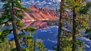 火山口湖国家公园的守望峰，美国俄勒冈州 (© Dennis Frates/Alamy)(Bing China)