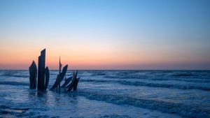 Monument Les Braves à Omaha Beach, Saint-Laurent-sur-Mer, Normandie (© Christopher Furlong/Getty Images)(Bing France)