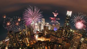 Fireworks over downtown Toronto on Canada Day (© Katrin Ray Shumakov/Getty Images)(Bing Canada)