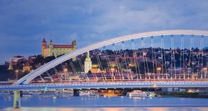 斯洛伐克首都的标志性建筑，阿波罗大桥 -- Rudy Sulgan/Corbis &copy; (Bing China)