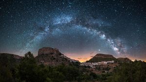Panorámica nocturna de la Vía Láctea, Chulilla, España (© Cavan Images/Getty Images)(Bing España)