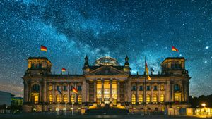 Der Reichstag unter einem Sternenhimmel, Berlin (© MarioGuti/Getty Images)(Bing Deutschland)
