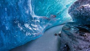 ｢氷河洞窟｣米国アラスカ州, マタヌスカ氷河 (© Lynn Wegener/Offset)(Bing Japan)
