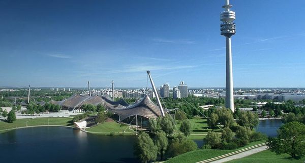 Olympiapark mit Olympiaturm, München, Deutschland