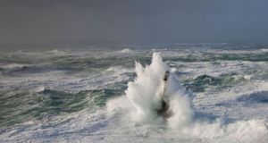 Phare au cœur de la tempête, Bretagne (© Benoit Stichelbaut/Plain Picture) &copy; (Bing France)