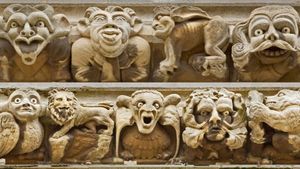 约克大教堂墙上的怪诞雕塑，英格兰北约克郡 (© John Potter/Alamy)(Bing China)