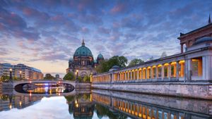Berliner Dom und die Museumsinsel, Berlin (© Rudy Balasko/Shutterstock)(Bing Deutschland)