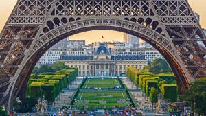 法国，巴黎，埃菲尔铁塔 (© Stefano Brozzi/SIME/4Corners)(Bing China)