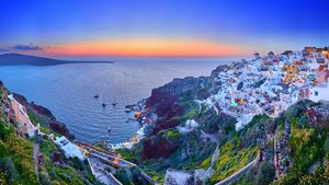 Le village d’Oia sur l’île de Santorin, Grèce (© Zebra-Studio/Shutterstock)(Bing France)