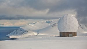 「スヴァールバル衛星通信局」ノルウェー, スヴァールバル諸島 (© Tim E White/Getty Images)(Bing Japan)