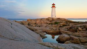 Lighthouse reflected in a pool of water at Peggy's Cove, N.S. (© Cliff LeSergent/Alamy Stock Photo)(Bing Canada)