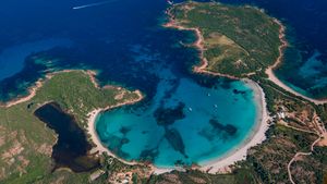Plage de Rondinara et sa réserve naturelle, Bonifacio, Corse (© Hemis/Alamy Stock Photo)(Bing France)