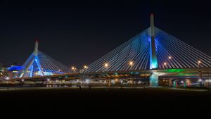 美国马萨诸塞州波士顿市的伦纳德·P·扎基姆·邦克山宽体斜拉桥 (© Rick Friedman/Corbis)(Bing China)