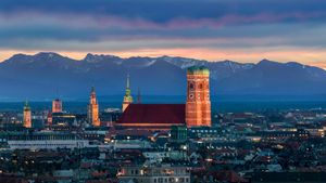 München mit der Frauenkirche vor den Alpen, Bayern (© MarcelStrelow/Getty Images)(Bing Deutschland)
