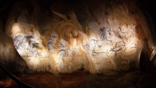 Lebensgroße Nachbildung der Chauvet-Höhlenmalereien in Vallon-Pont-d'Arc, Frankreich