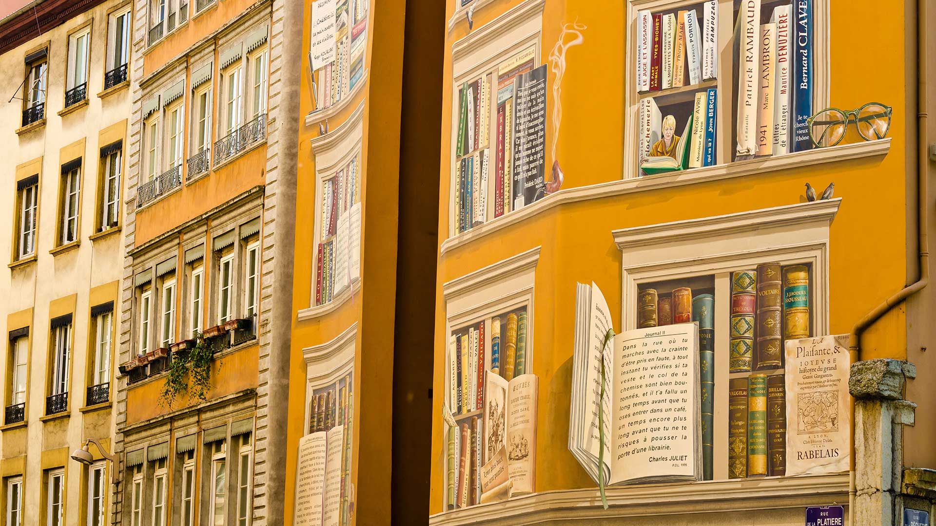 Fresque \"La bibliothèque de la cité\" située dans le centre-ville de Lyon