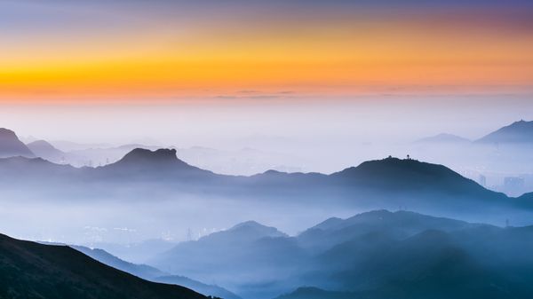香港，清晨薄雾中的狮子山