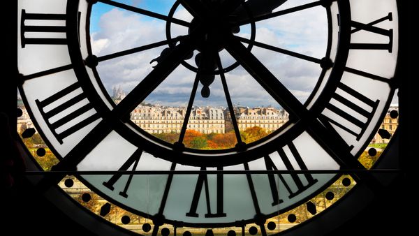 Vue de Paris à travers l'horloge géante du Musée d'Orsay, Paris