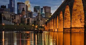 Minneapolis skyline and Stone Arch Bridge over the Mississippi River, Minnesota, USA (© Joe Mamer/age fotostock) &copy; (Bing United Kingdom)