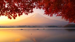 ｢河口湖から見た朝焼けの富士山｣山梨 (© Tai GinDa/Getty images)(Bing Japan)