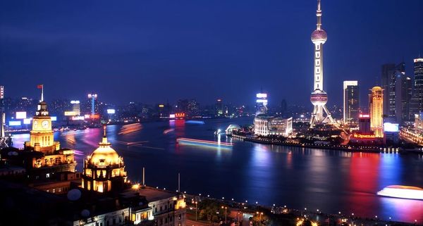 夜幕下的上海华光璀璨