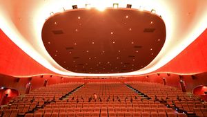 Innenansicht des Hauptsaals des Kinos Zoo Palast in Berlin (© dpa picture alliance/Alamy)(Bing Deutschland)