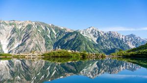 ｢白馬三山と八方池｣長野, 白馬村 (© sayaka kishimoto/Getty Images)(Bing Japan)