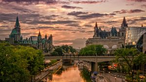 Rideau Canal at sunset with Chateau Laurier in the background, Ottawa (© ChristopheLedent/Getty Images)(Bing Canada)